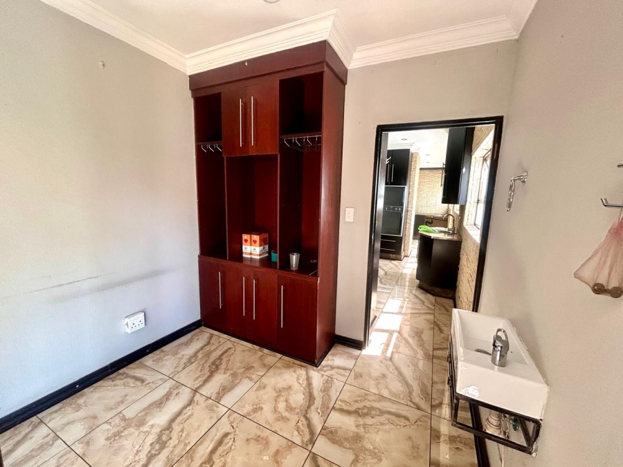 6 Bedroom Property for Sale in Montana Tuine Gauteng