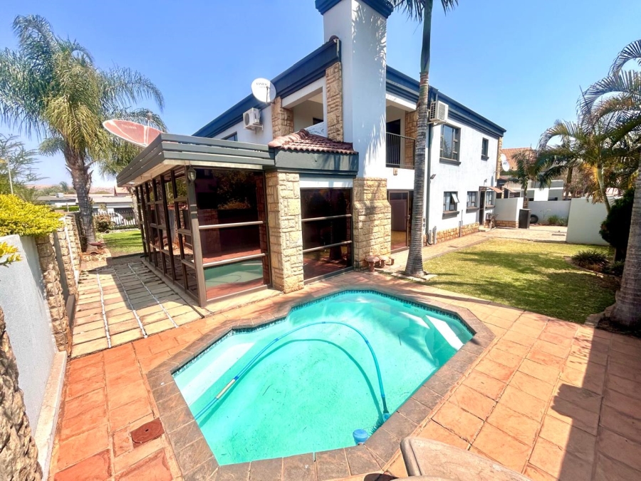 6 Bedroom Property for Sale in Montana Tuine Gauteng