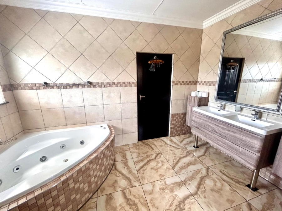 6 Bedroom Property for Sale in Montana Tuine Gauteng