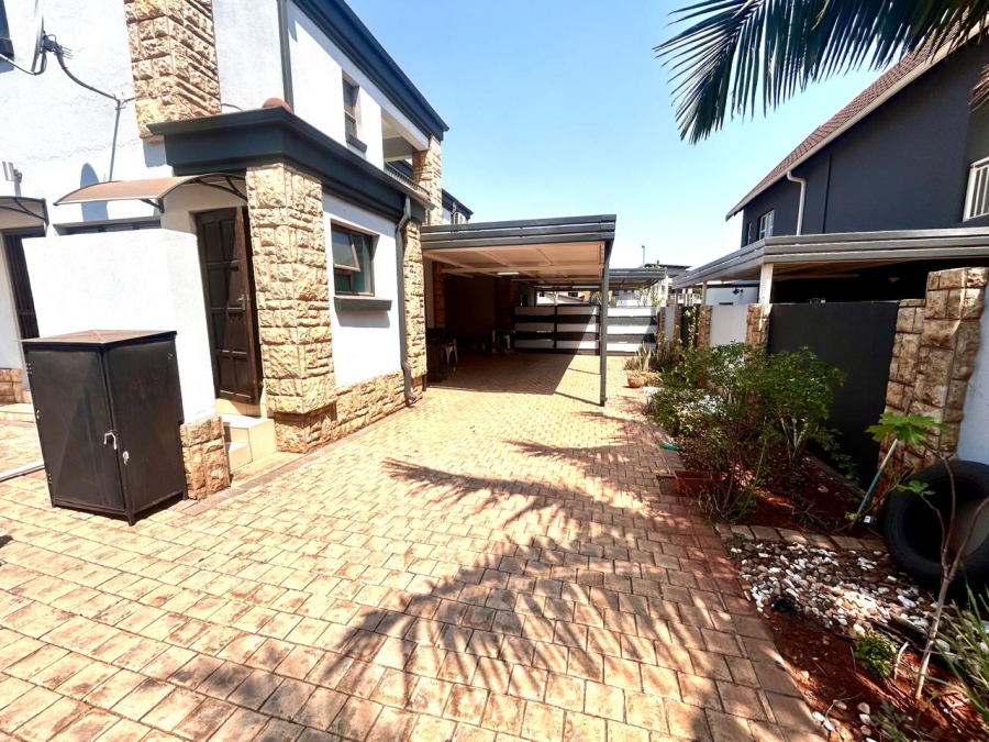 6 Bedroom Property for Sale in Montana Tuine Gauteng