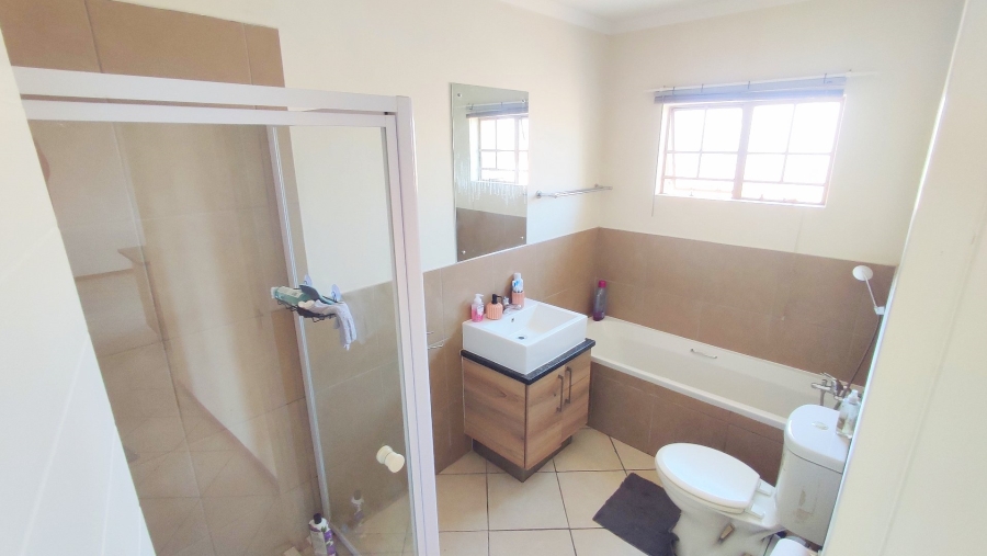 2 Bedroom Property for Sale in Monavoni Gauteng