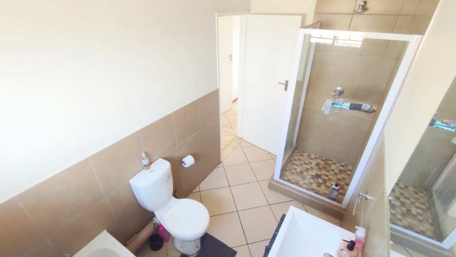 2 Bedroom Property for Sale in Monavoni Gauteng