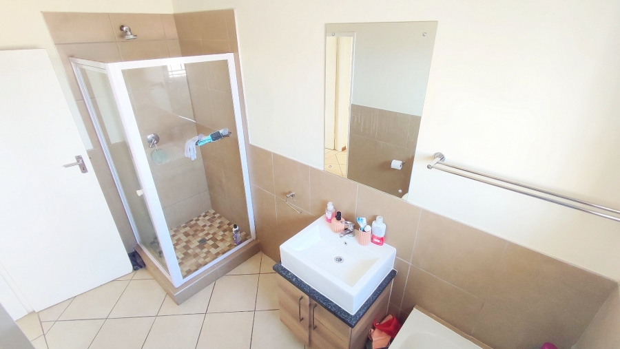 2 Bedroom Property for Sale in Monavoni Gauteng