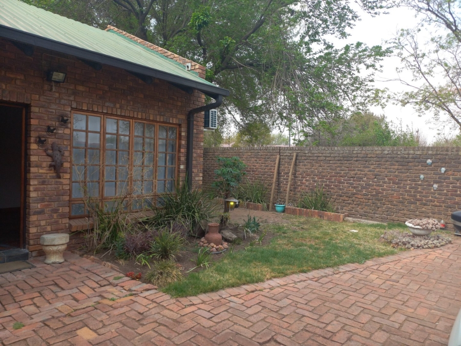 To Let 1 Bedroom Property for Rent in Rensburg Gauteng