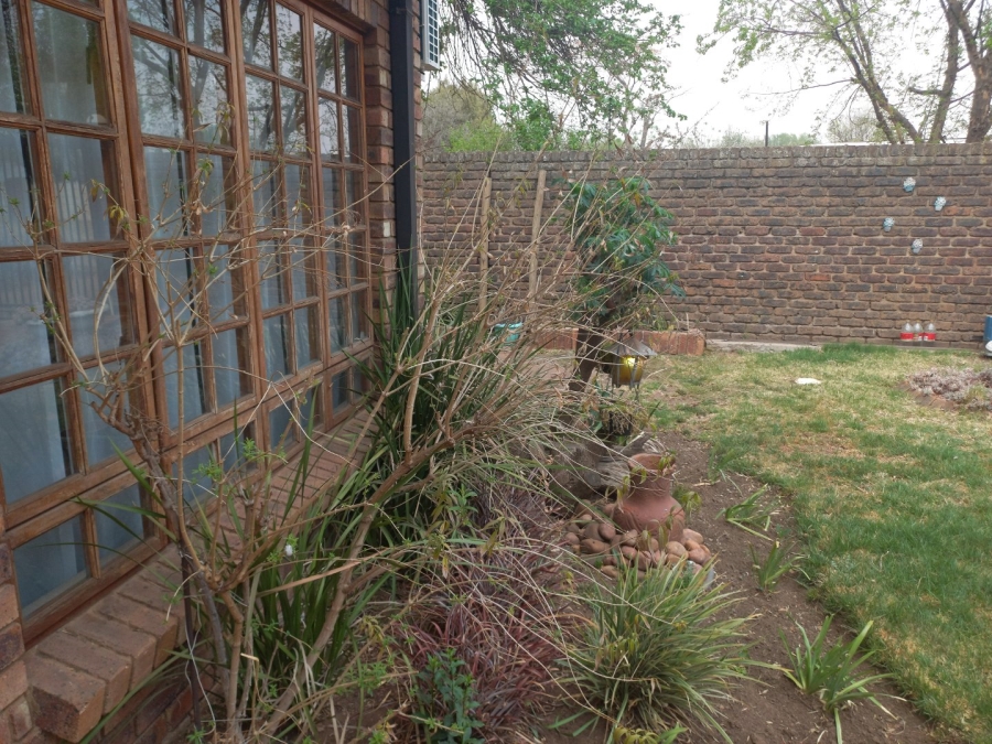 To Let 1 Bedroom Property for Rent in Rensburg Gauteng