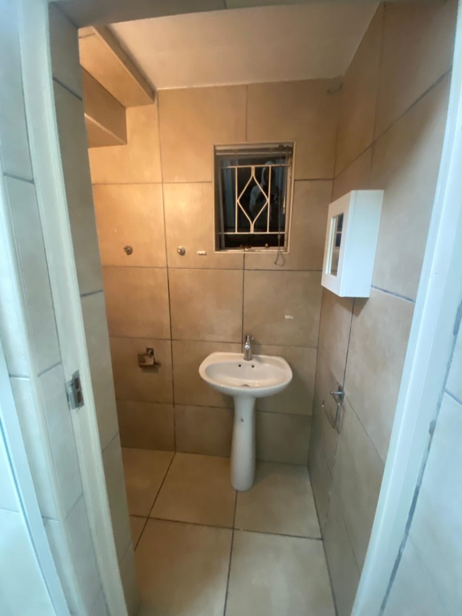 To Let 1 Bedroom Property for Rent in Sandringham Gauteng