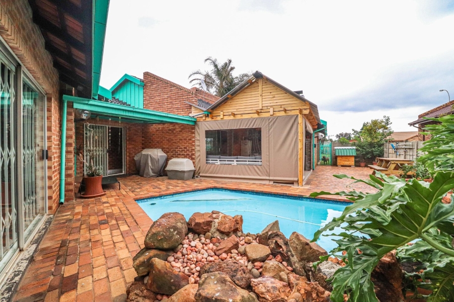 3 Bedroom Property for Sale in Bonaero Park Gauteng