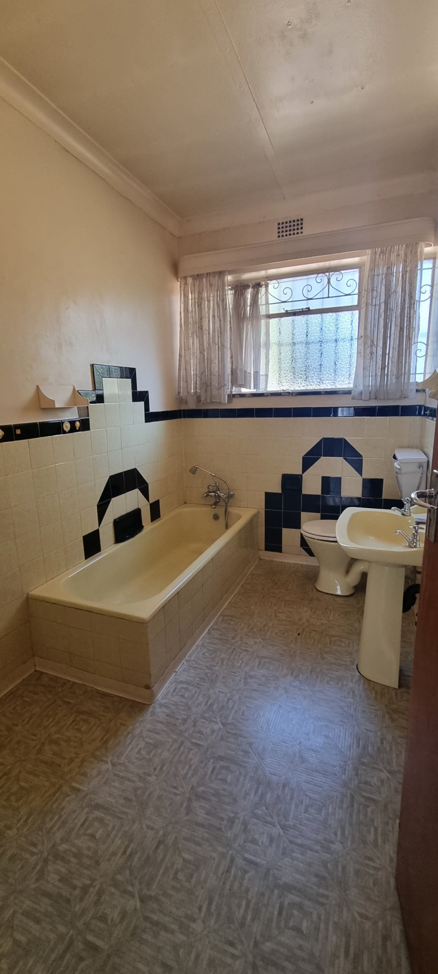 To Let 4 Bedroom Property for Rent in Robertsham Gauteng