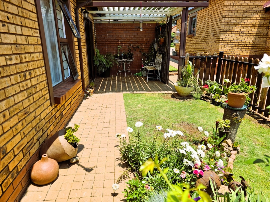 2 Bedroom Property for Sale in Die Wilgers Gauteng