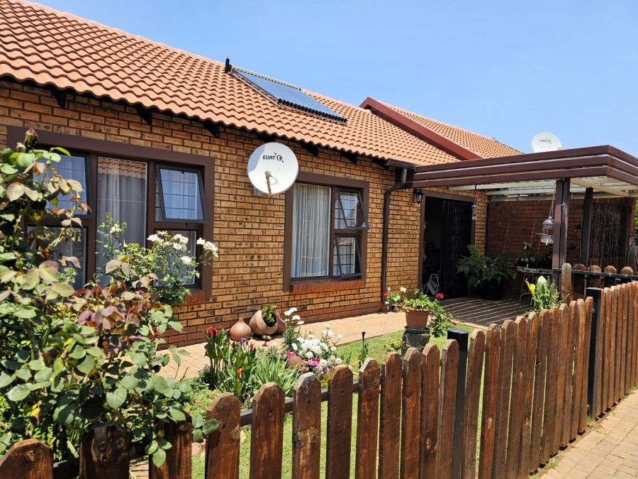 2 Bedroom Property for Sale in Die Wilgers Gauteng