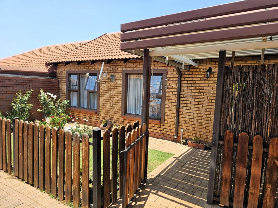 2 Bedroom Property for Sale in Die Wilgers Gauteng