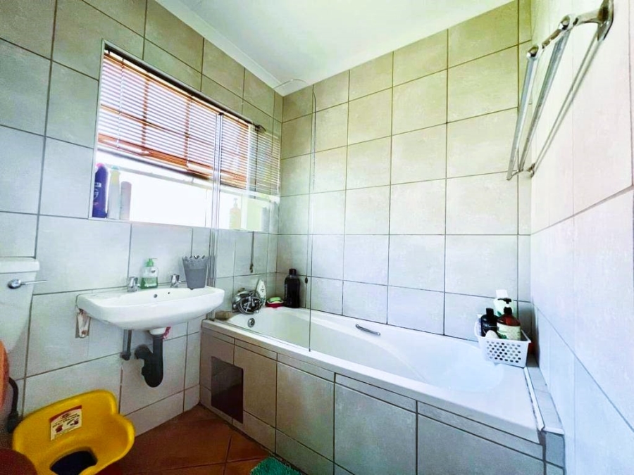 2 Bedroom Property for Sale in Die Hoewes Gauteng