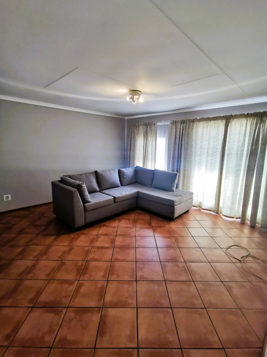 2 Bedroom Property for Sale in Die Hoewes Gauteng