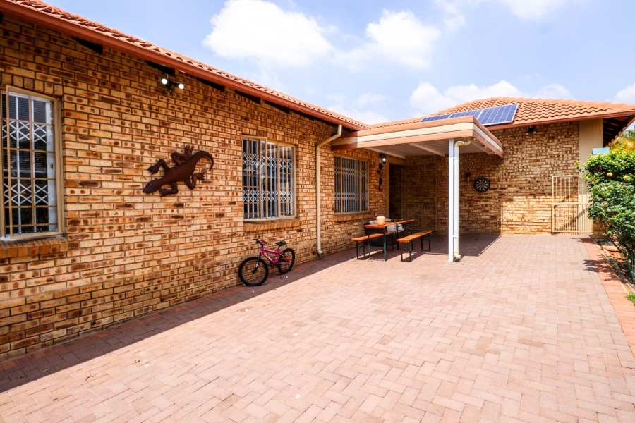 3 Bedroom Property for Sale in Thatchfield Estate Gauteng