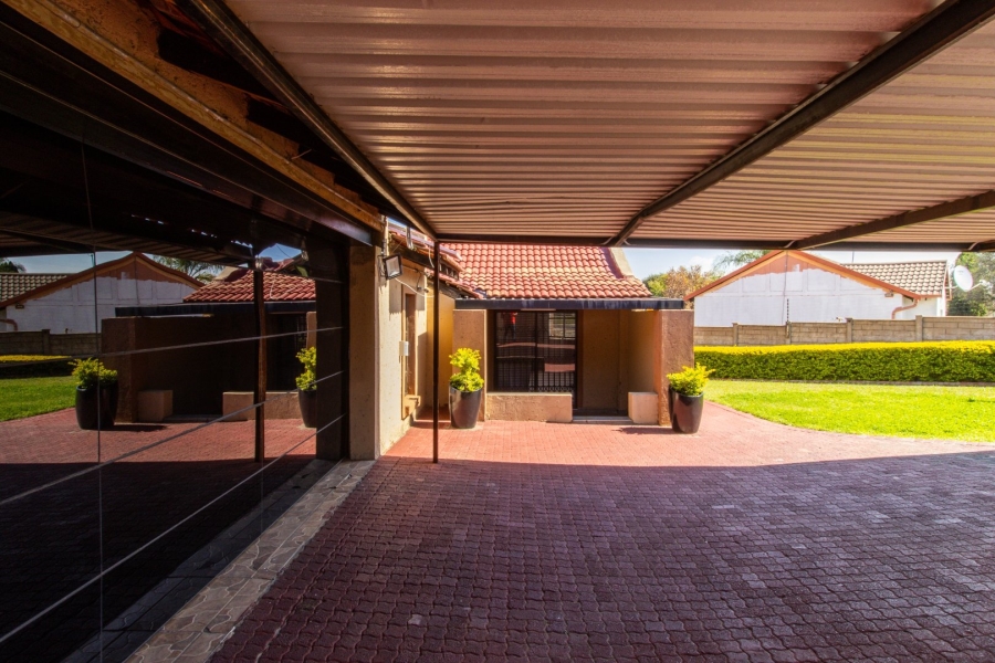 5 Bedroom Property for Sale in The Reeds Gauteng