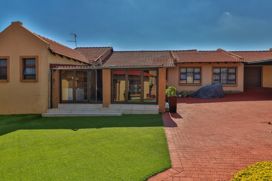 5 Bedroom Property for Sale in The Reeds Gauteng