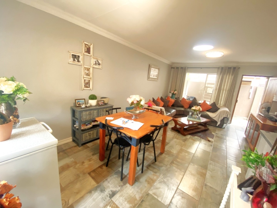 2 Bedroom Property for Sale in Roodekrans Gauteng