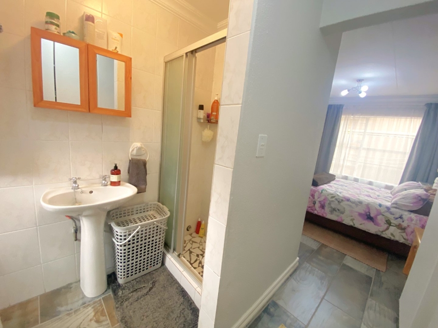 2 Bedroom Property for Sale in Roodekrans Gauteng