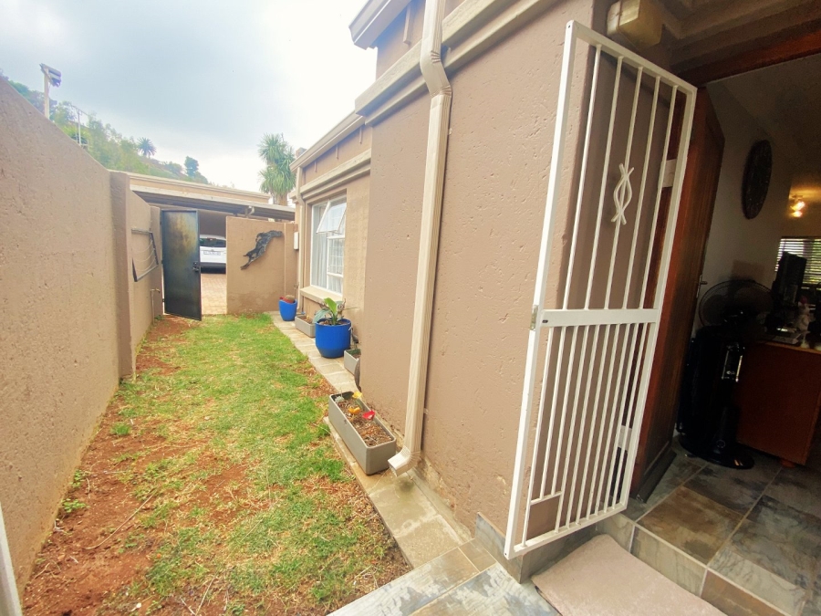 2 Bedroom Property for Sale in Roodekrans Gauteng