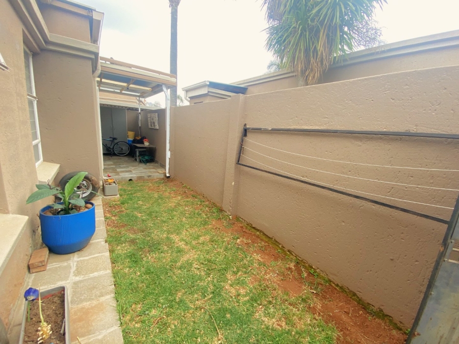 2 Bedroom Property for Sale in Roodekrans Gauteng