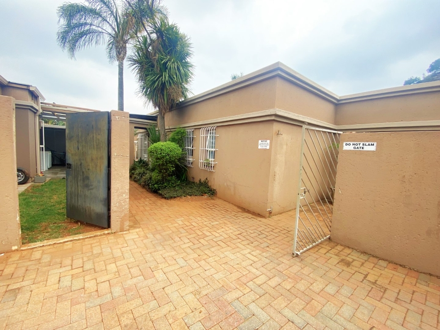 2 Bedroom Property for Sale in Roodekrans Gauteng