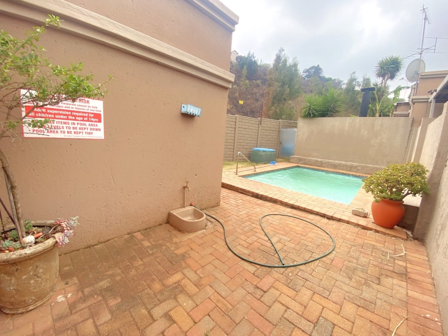 2 Bedroom Property for Sale in Roodekrans Gauteng