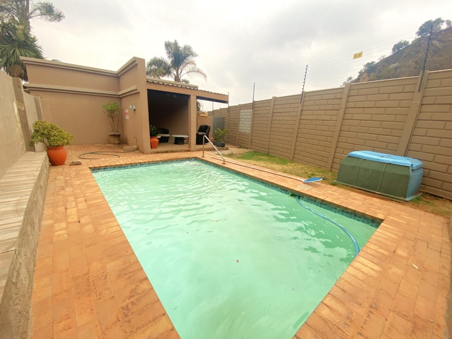 2 Bedroom Property for Sale in Roodekrans Gauteng