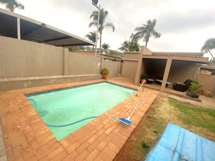 2 Bedroom Property for Sale in Roodekrans Gauteng