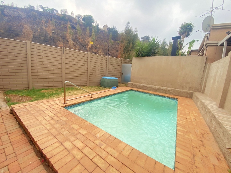 2 Bedroom Property for Sale in Roodekrans Gauteng