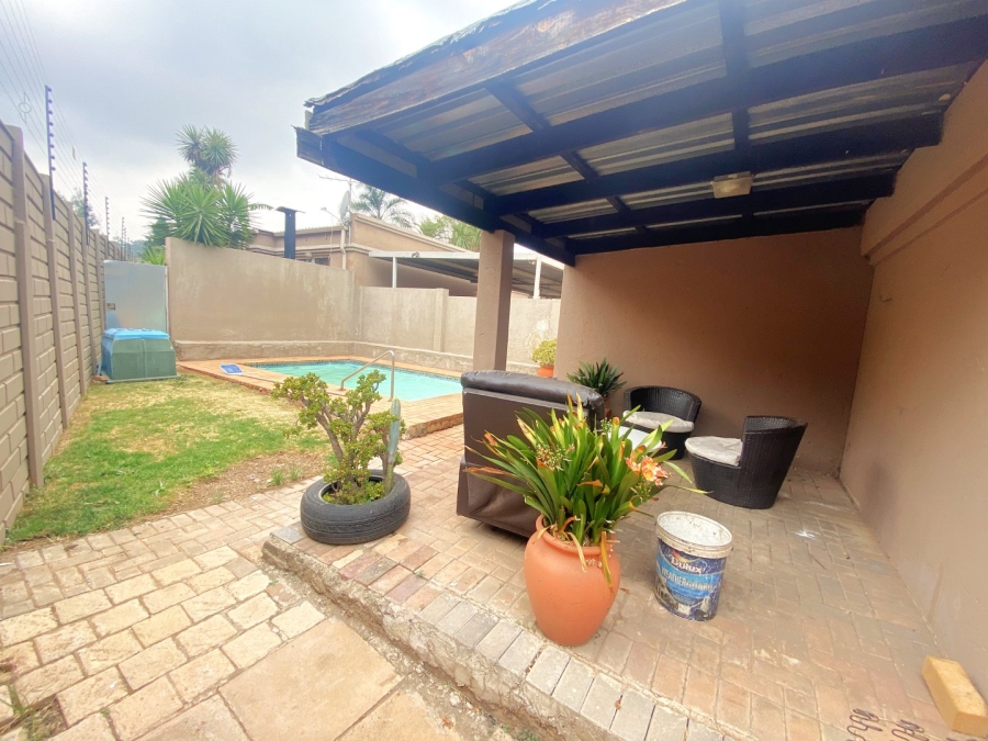 2 Bedroom Property for Sale in Roodekrans Gauteng