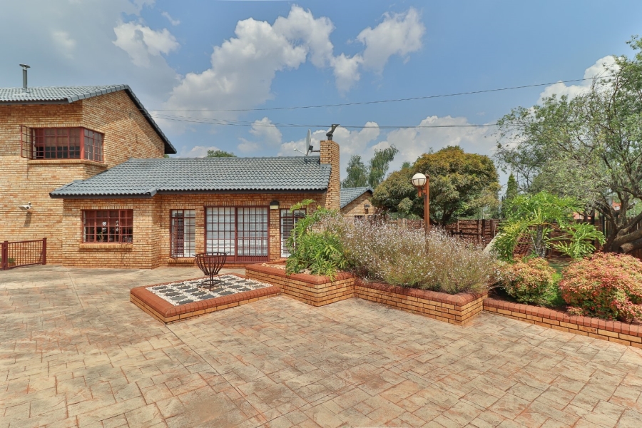 4 Bedroom Property for Sale in Die Hoewes Gauteng