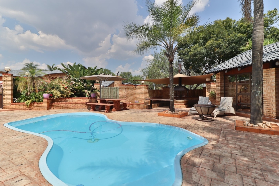 4 Bedroom Property for Sale in Die Hoewes Gauteng