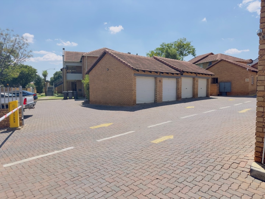 3 Bedroom Property for Sale in Die Hoewes Gauteng