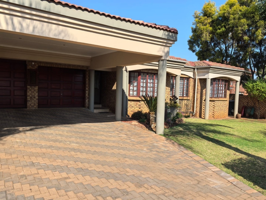 3 Bedroom Property for Sale in Eldoglen Gauteng