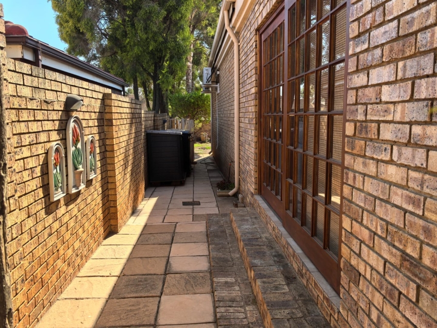 3 Bedroom Property for Sale in Eldoglen Gauteng