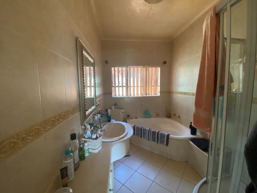 To Let 3 Bedroom Property for Rent in Glenvista Gauteng