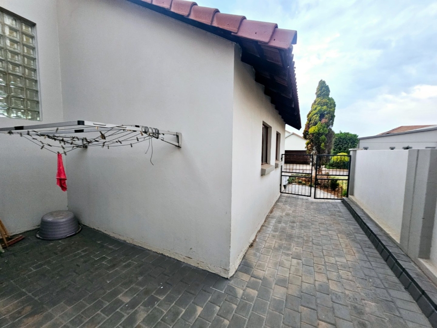 To Let 4 Bedroom Property for Rent in Monavoni Gauteng