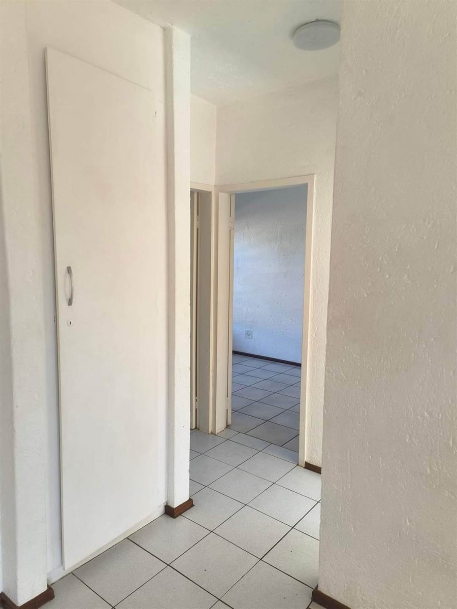 To Let 2 Bedroom Property for Rent in Kenmare Gauteng