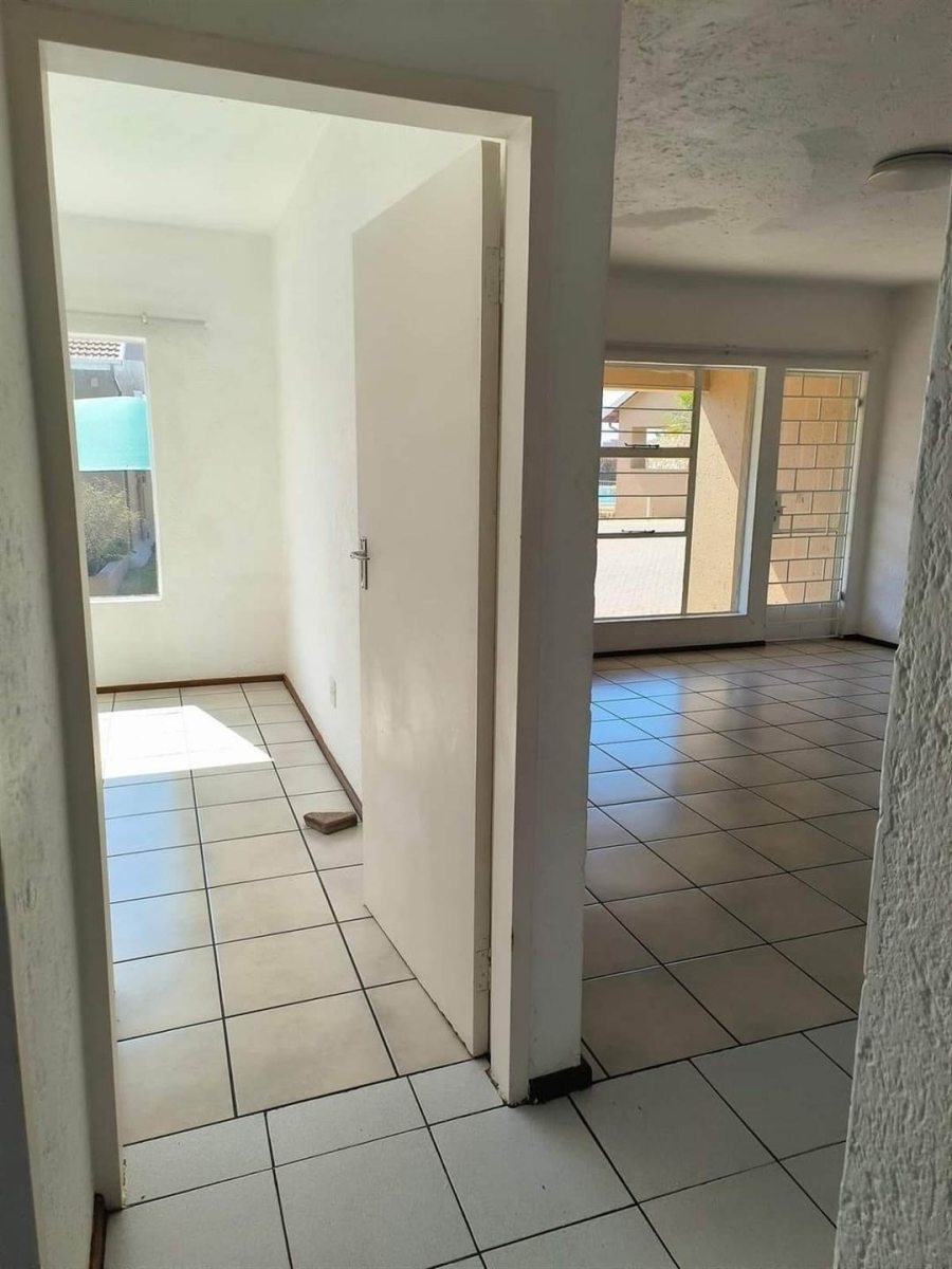 To Let 2 Bedroom Property for Rent in Kenmare Gauteng