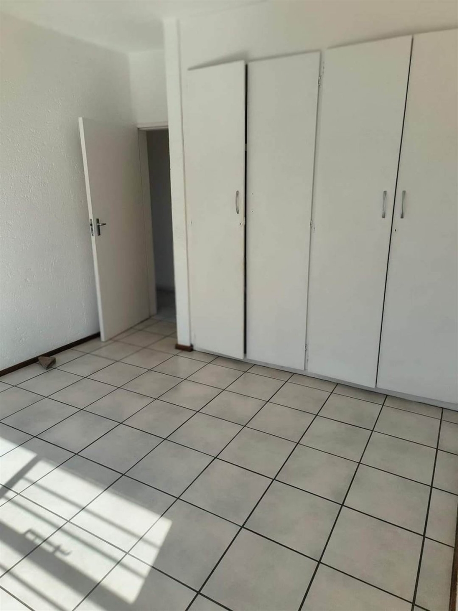 To Let 2 Bedroom Property for Rent in Kenmare Gauteng