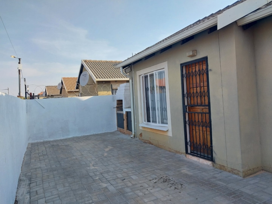 To Let 2 Bedroom Property for Rent in Rosslyn Gauteng