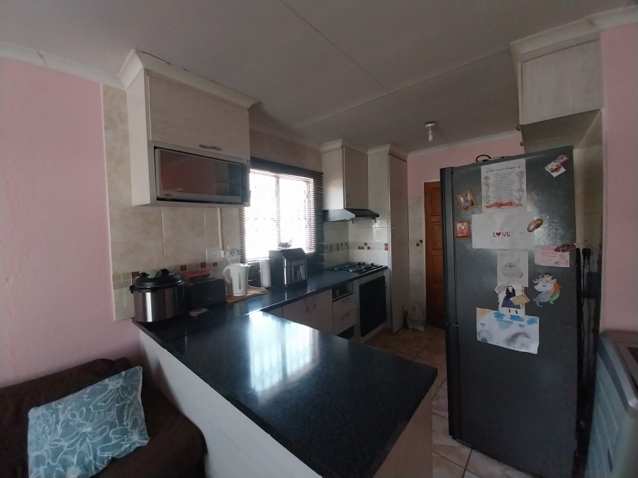 To Let 2 Bedroom Property for Rent in Rosslyn Gauteng