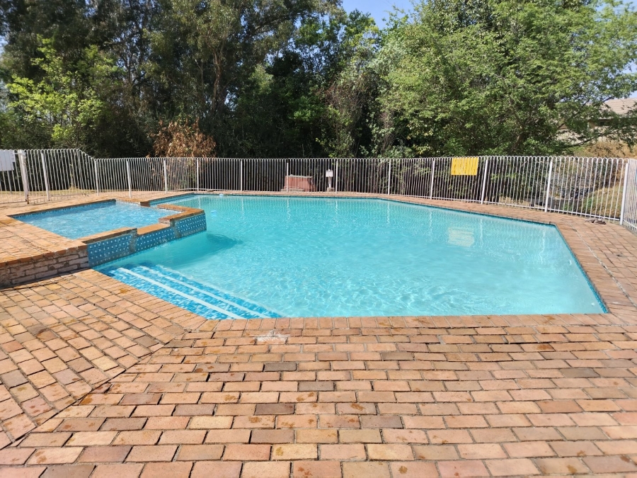 1 Bedroom Property for Sale in Corlett Gardens Gauteng