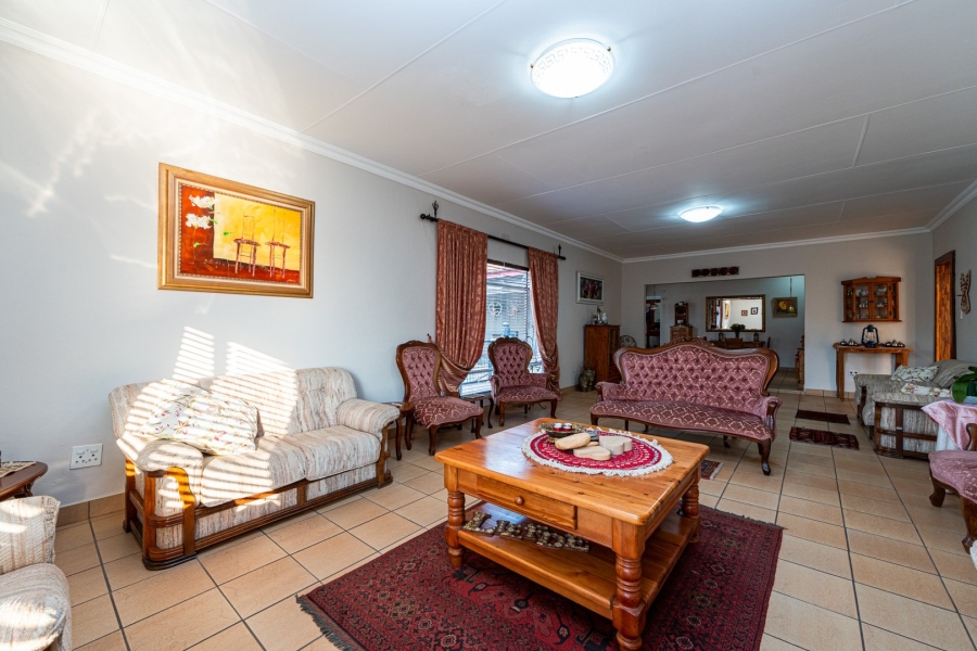 5 Bedroom Property for Sale in Kloofendal Gauteng