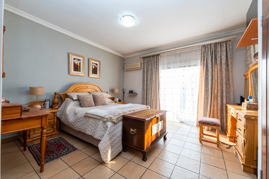 5 Bedroom Property for Sale in Kloofendal Gauteng