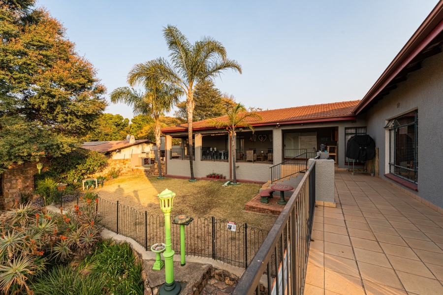 5 Bedroom Property for Sale in Kloofendal Gauteng