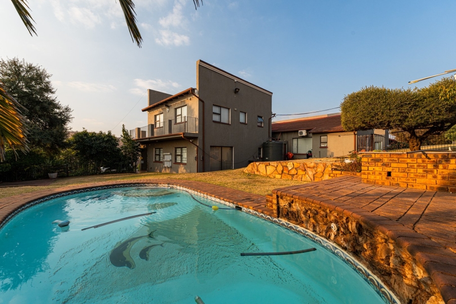 5 Bedroom Property for Sale in Kloofendal Gauteng