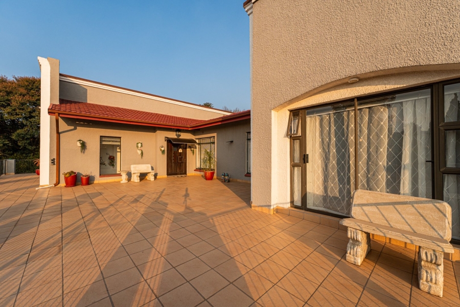 5 Bedroom Property for Sale in Kloofendal Gauteng