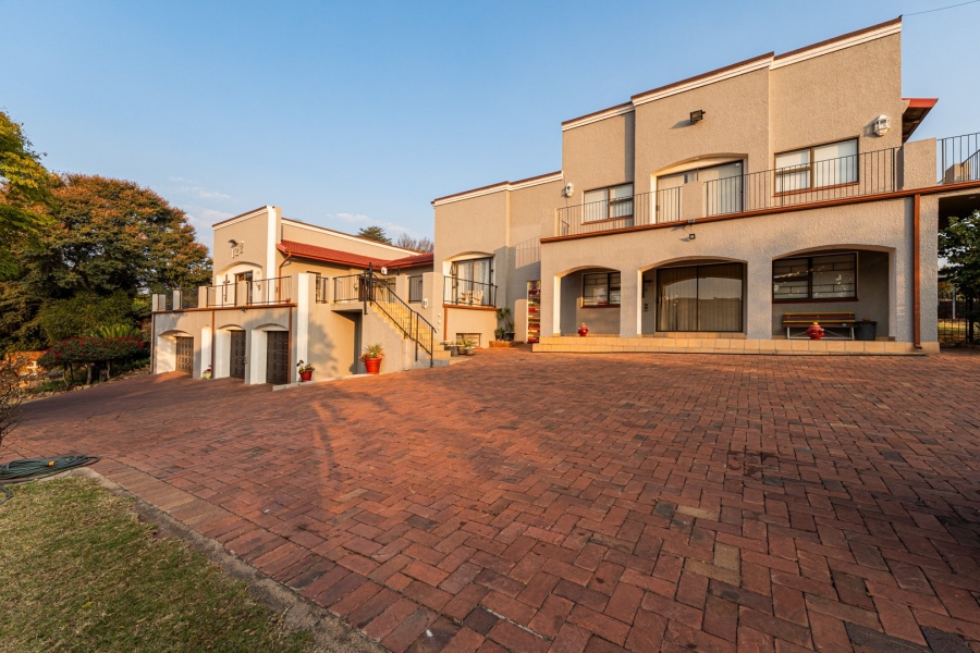 5 Bedroom Property for Sale in Kloofendal Gauteng