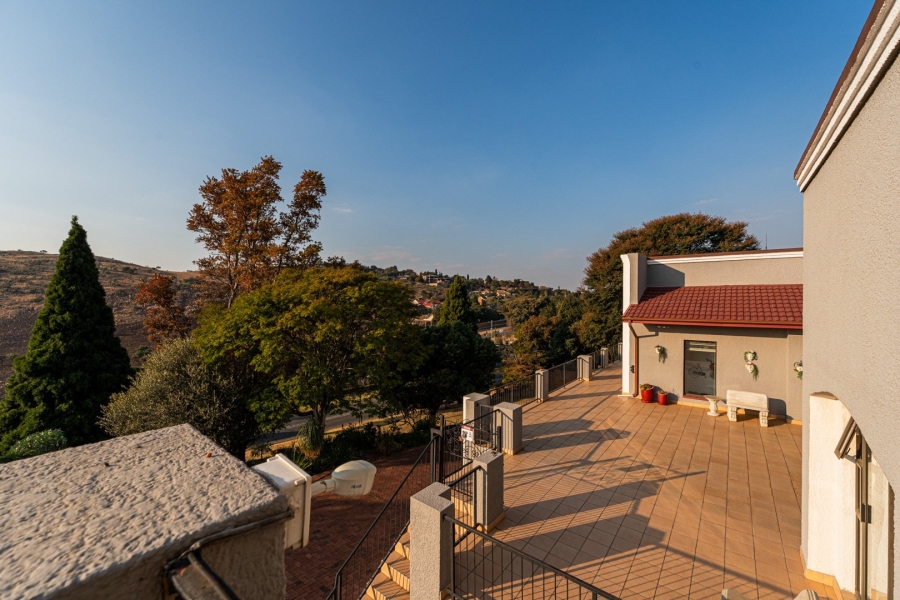 5 Bedroom Property for Sale in Kloofendal Gauteng